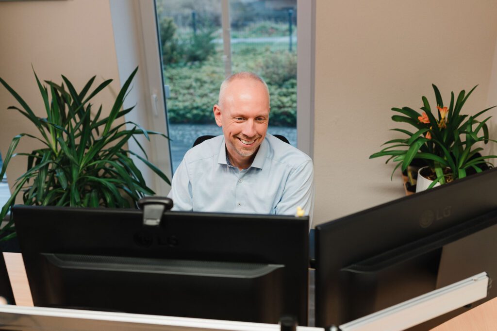 Mitarbeiter sitzt am Computer